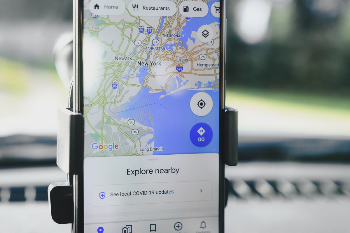 ein Smartphone mit Google Maps